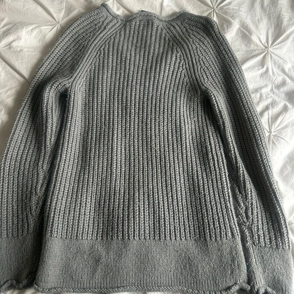 GAP Women’s Gray Crew Neck Sweater with Ribbed Knit - Picture 3 of 3